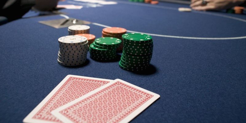 Không bỏ quá nhiều vào bài đợi khi chơi Poker